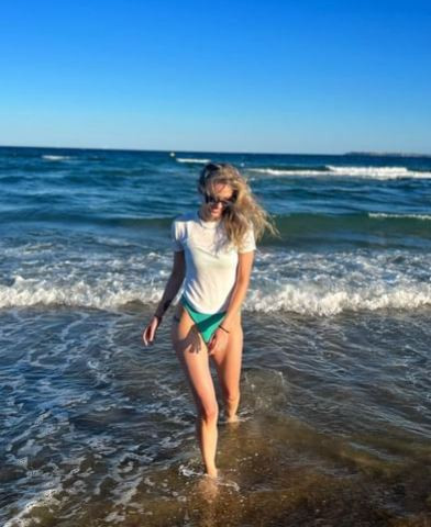 Луиза Григорова втрещи  със слабо тяло на морето (Актрисата прилича на жив скелет – Снимки) - Снимка 2
