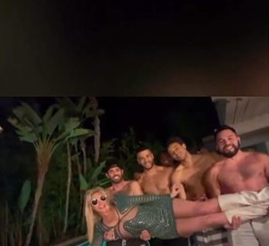 Бритни Спиърс удари дъното: Празнува  развода с 5 непознати мъже (Ще ви стане неудобно да я видите – Снимки) - Снимка 3