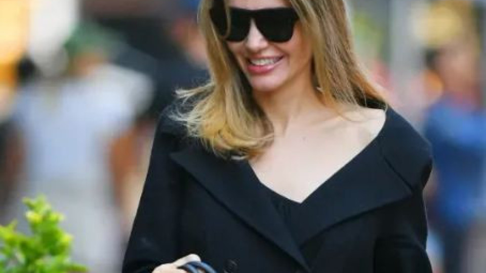 Анджелина Джоли се разходи из Ню Йорк с палто в жегата (Но съблазни, показвайки рамото си – Снимки)
