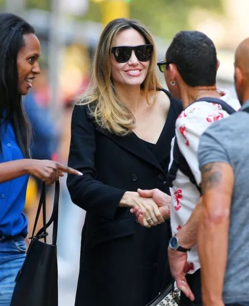 Анджелина Джоли се разходи из Ню Йорк с палто в жегата (Но съблазни, показвайки рамото си – Снимки) - Снимка 2