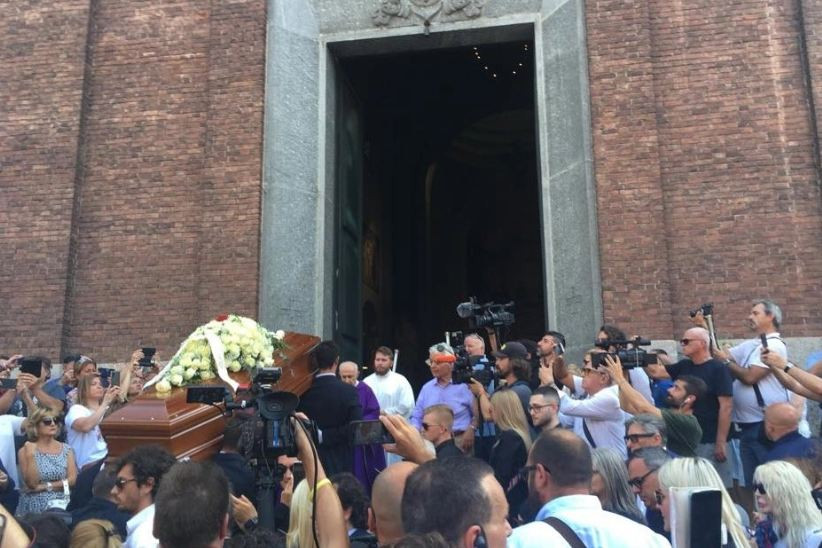Изпратиха Тото Котуньо с аплодисменти, погребаха го под звуците на песента „Италиано” (Снимки от погребението)
