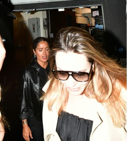 На 48 Анджелина Джоли изглежда по-стара от 56-годишната Салма Хайек (Папараци ги щракнаха  в ресторант – Снимки) - Снимка 3