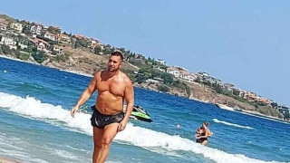 Няма и помен от атлетичното тяло: Константин тресе корем на плажа (СНИМКА)