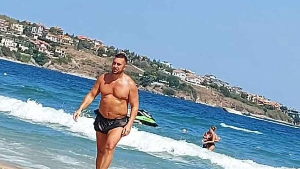 Няма и помен от атлетичното тяло: Константин тресе корем на плажа (СНИМКА)