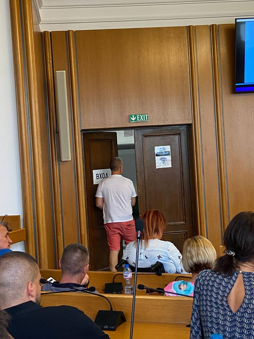Позор! Банкянският кандидат-кмет на “Промяната” Румен Димитров се разпищоли като дерибей! Претендентът за район “Надежда” цъфна в СОС по къси гащи