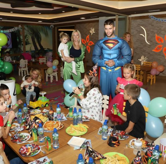 Златка Райкова вдигна лукс парти за рождения ден на Благойчо-младши (Мъникът стана на 4 в компанията на майка си и Карен – Снимки) - Снимка 2