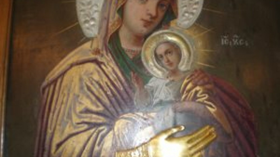 Жена родила тризнаци след горещи молби пред иконата Богородица с отчупения пръст
