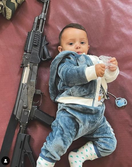 Силиконката Джулиана Гани пак се издъни като майка (Пусна снимка на бебето с автомат „Калашников” – Фото)