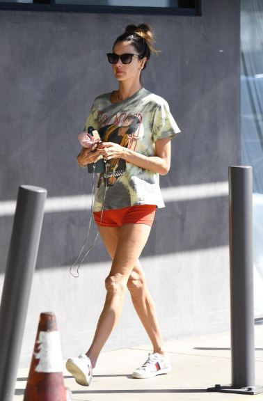 Топ моделът Алесандра Амбросио втрещи със слаби крака и грозни колене (Вижте снимките и няма да помислите за отслабване) - Снимка 2