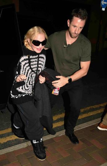 65-годишната Мадона неузнаваема: Певицата едва крета, подкрепяна от млад охранител (Шок снимки) - Снимка 2