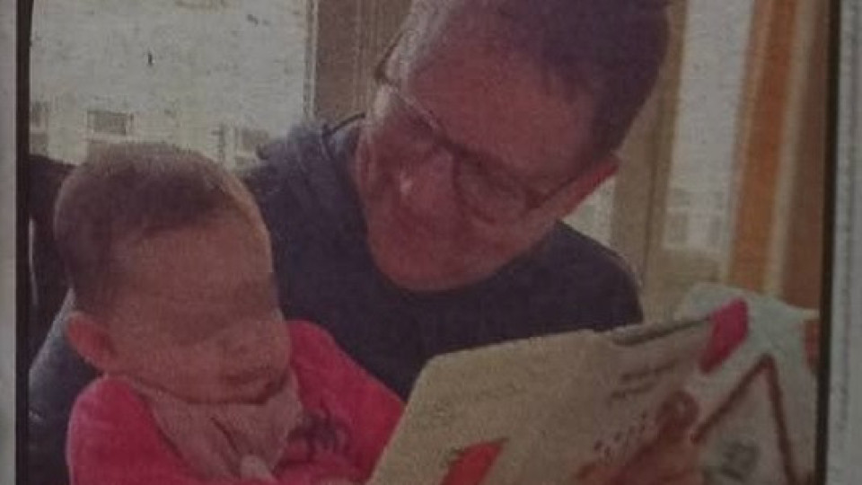 Веско Ешкенази чете книжки на бебето