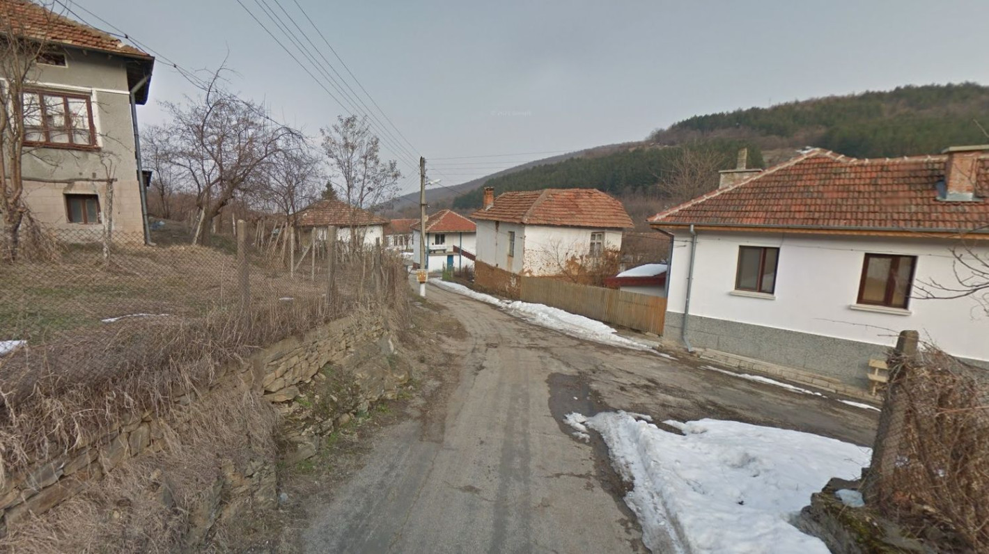 Малко и чаровно българско село смайва с красива природа - Снимка 5