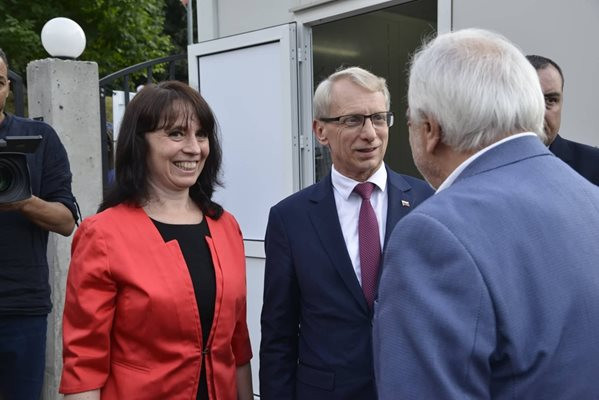 Премиерът Денков изведе жена си на разходка в парка
