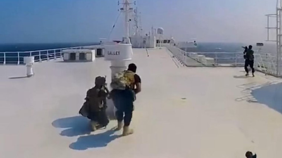 Страховито видео от превземането на кораба с български моряци