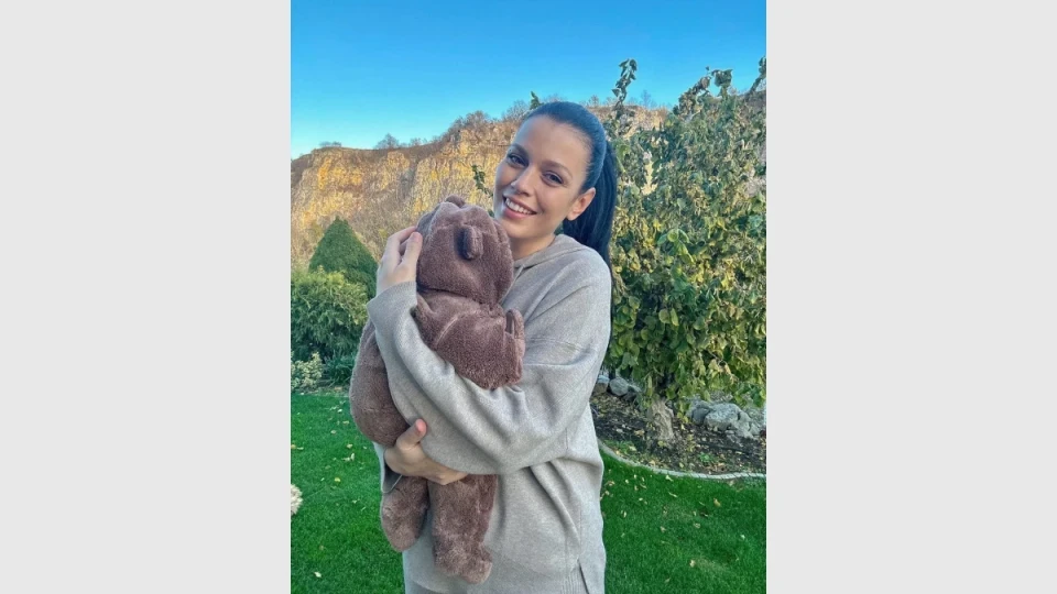 Ралица Паскалева хукна по планините с бебе на ръце