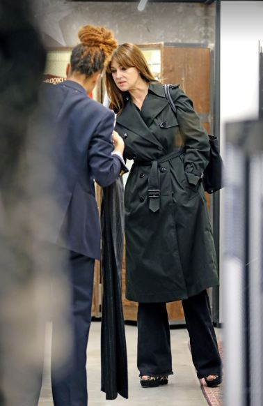 Щракнаха Моника Белучи да пазарува в Милано без грим (Филмовата звезда изглежда тъжна и уморена – Снимки)