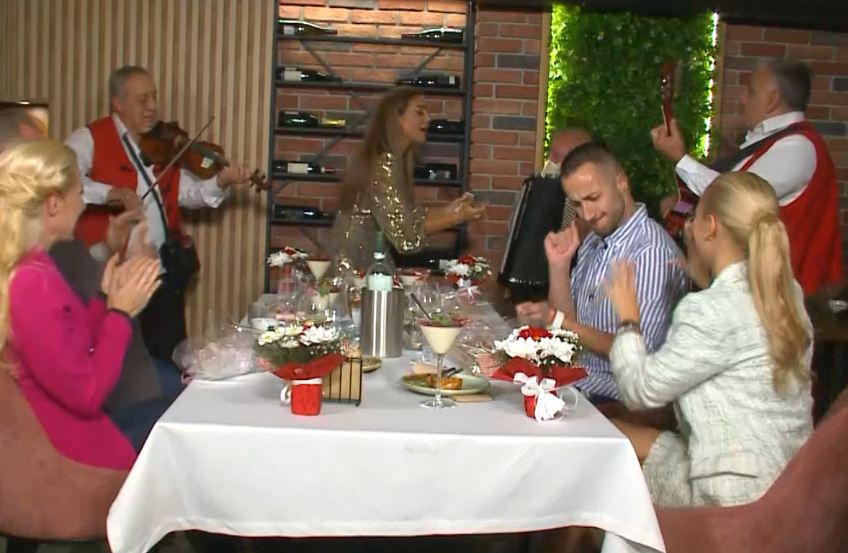 Тунингованата  Бони успя да омае гостите в „Черешката” с питка и сарми (Зрителите не вярват, че е добра домакиня, посреща в  кръчма) - Снимка 4