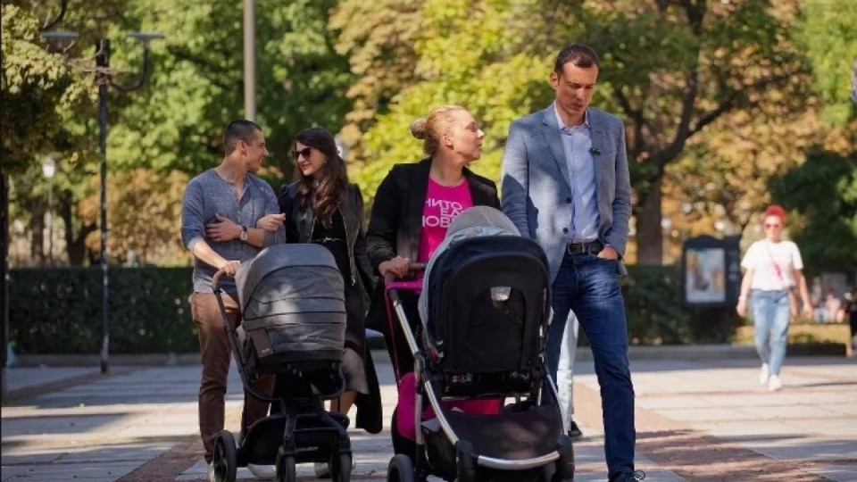 Лена се разкрещя на Миро насред улицата заради бебето