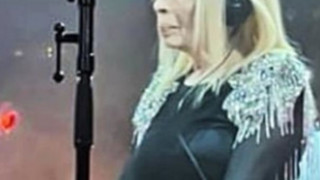 Лили Иванова сама избрала нелепия за годините си тоалет (От екипа й намекнали, че не й отива, но тя се напъхала в него – Шок фото)