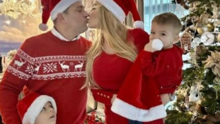 Антония Петрова се фука с коледната си украса (Миската прекали с броя на дръвчетата у тях - Снимки)