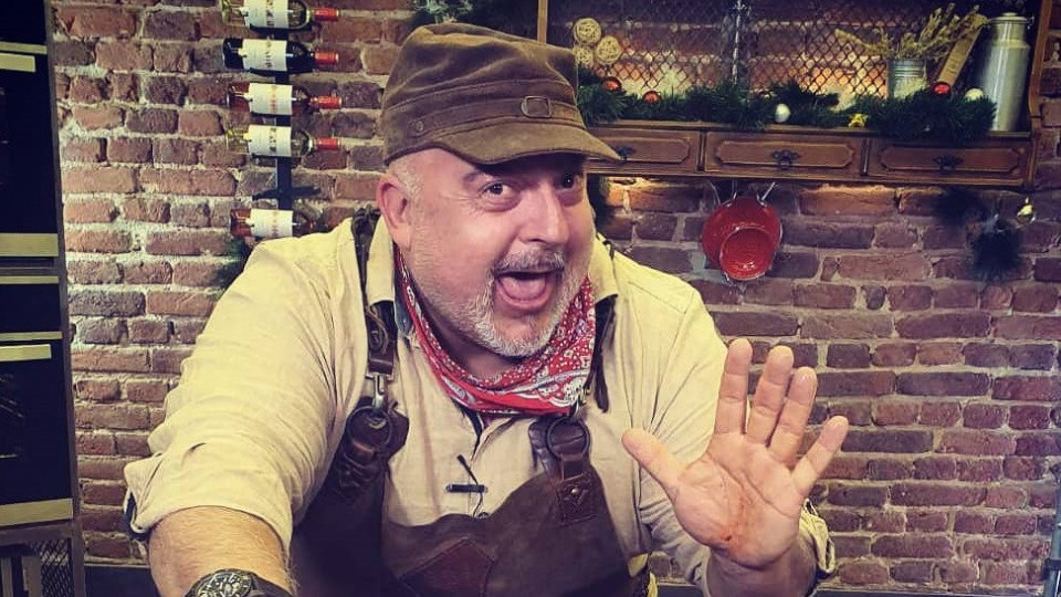 Ути Бъчваров остана без багаж в Щутгарт (Кулинарят спасява положението с крушова ракия – Видео)
