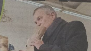 Емил Кошлуков обядва с баница (ГАЛЕРИЯ СНИМКИ)