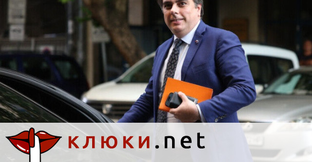 Буквално автомобилна катастрофа сполетя Асен Василев след политическата такава Финансовият министър