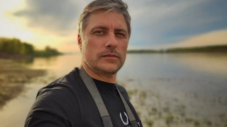 Владо Карамазов се разхвърля по гащи (Актьорът чупи стойки пред огледалото – Фото)