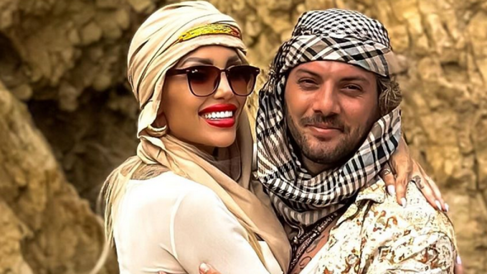 Фук-фук! Джулиана Гани яхна камила (Моделката и гаджето вършеят в Тунис – Снимки + Видео)