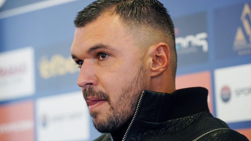 Шкембето на Валери Божинов увисна до коленете