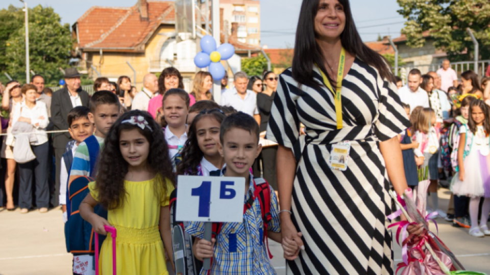 Кои са бг звездите,  изпратили ученици на 15 септември (Вижте емоциите на деца и родители на първия учебен ден – Снимки)