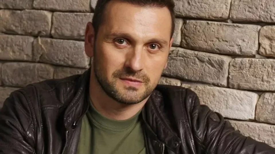 Звездата от „Под прикритие“ и „Братя Мангасариян“ Александър Сано: Като студент работех в ресторант, хранил съм дори Бил Клинтън