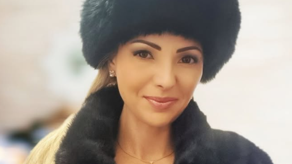 Хубавата синоптичка на БНТ Ева Кикерезова: Сама напуснах телевизията, ще се отдам на децата си, липсвам им! - Снимки