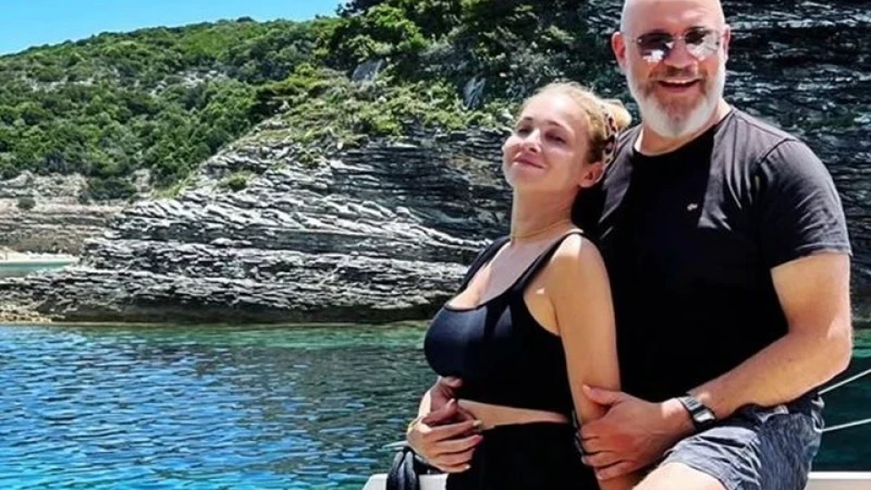 Алекс Раева забременяла само месец, след като се срещнала с мъжа си