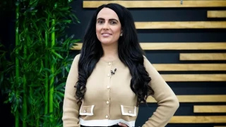 „Пиленцето“ Нина чете психология и владее 3 езика 