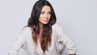 Диляна Попова се целува уста в уста с колежката си Десислава Тричкова
