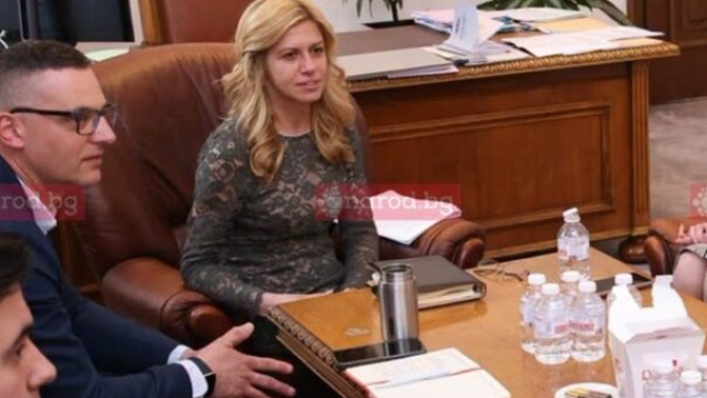 Попиляха новата шефка на Парламента Михаела Доцова заради тоалет,  невпсиващ се в протокола – Снимки