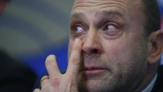 Брутално падение: Синята легенда Тити Папазов избяга в малка кутийка, след като бирници нападнаха имотите му в Банкя!