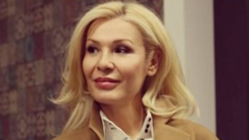 Гала се показа в ролята на баба (Новородената ѝ внучка Джина се радва на първата си ваканция – Снимки)